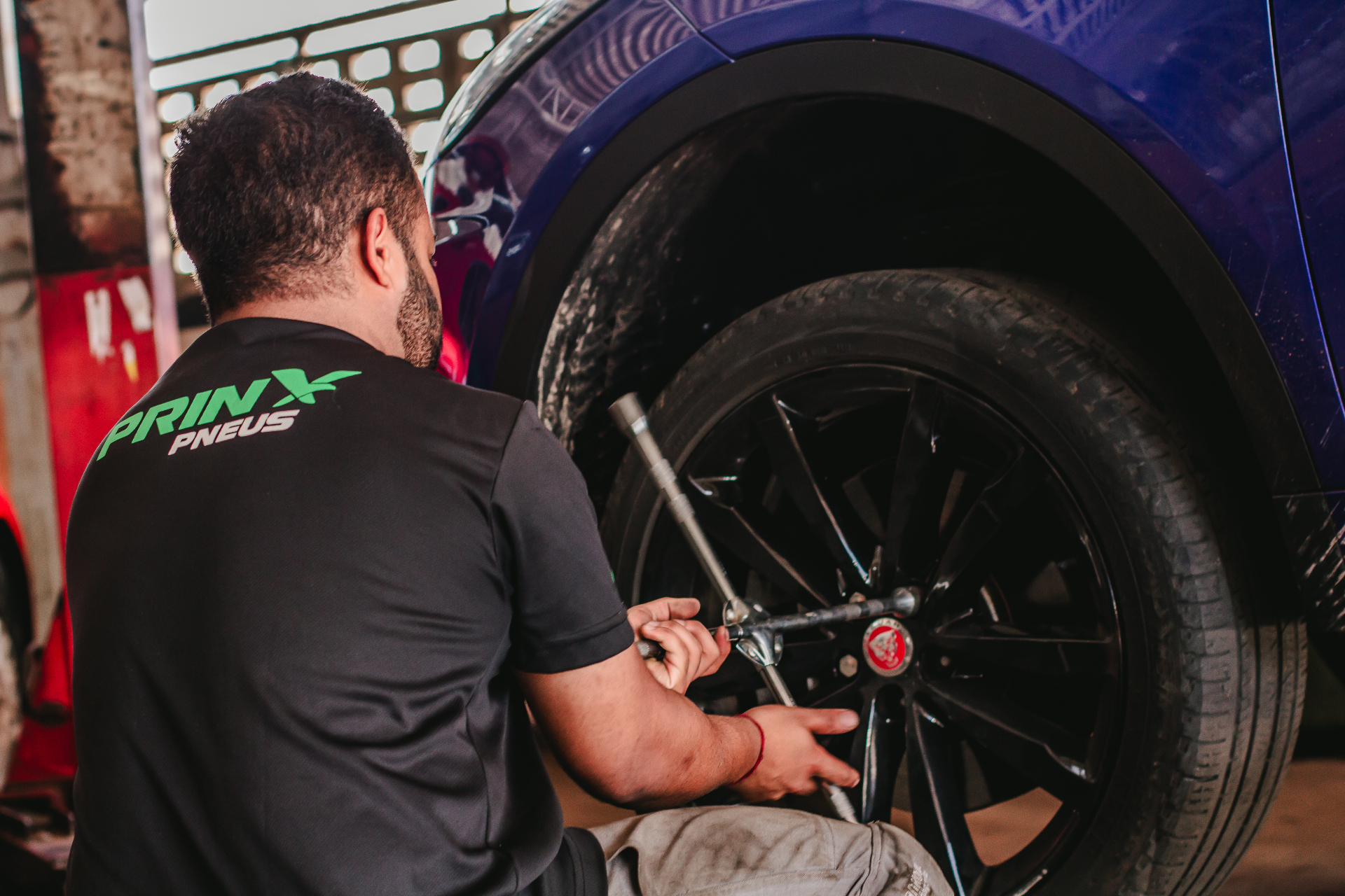 Técnico da Mult-Rodas trocando pneu em roda aro 20 diamantada