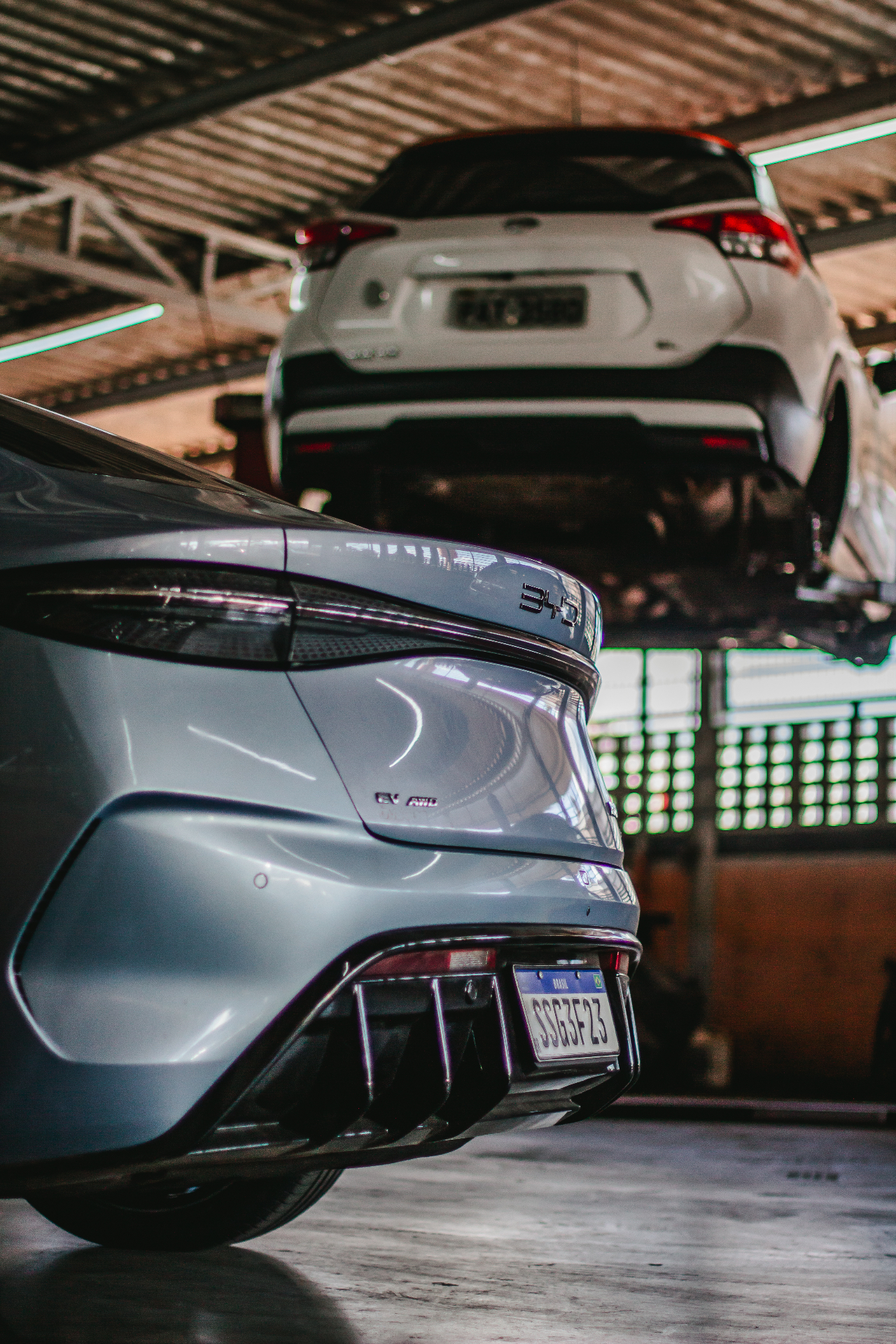 Carros elétricos no elevador da Mult-Rodas